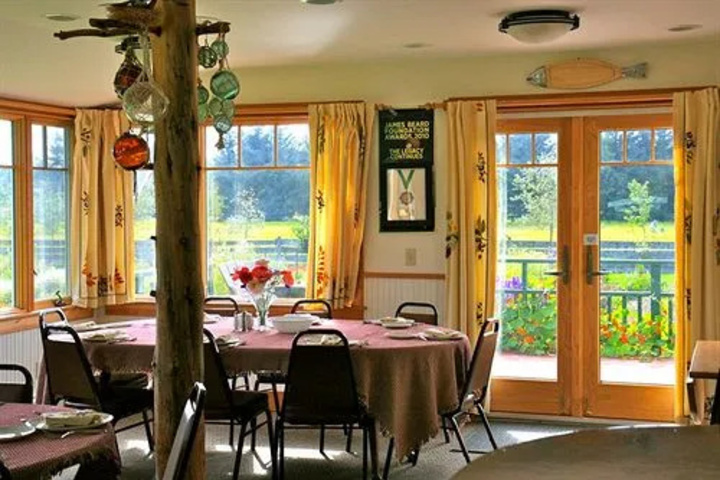 Dining 14 of 19