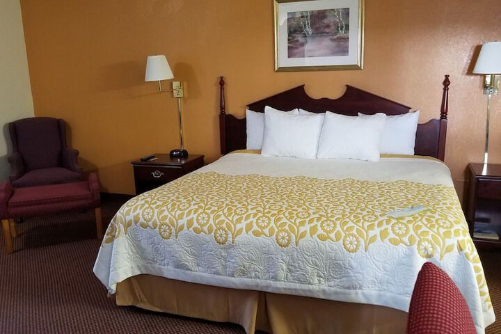 1 King Bed (4 of 10)