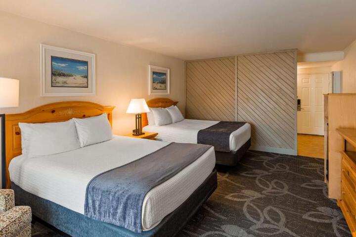 1 Queen Bed (12 of 14)