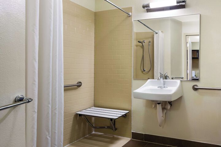 Mobility Accessible Studio Suite Queen Bathtub (15 of 30)