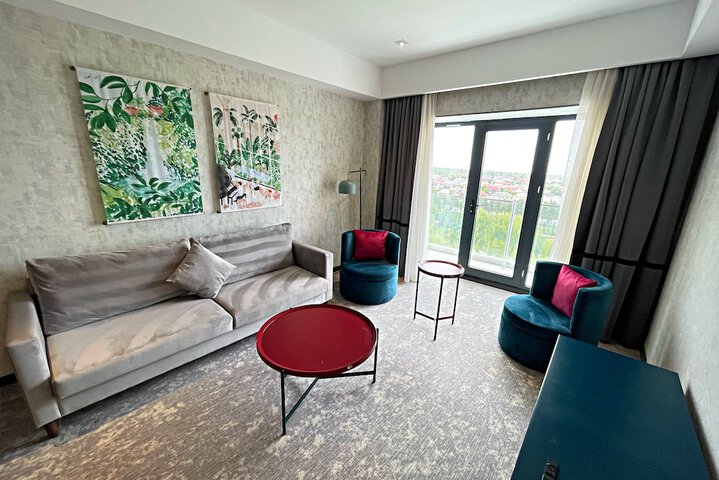 Room 6 of 30