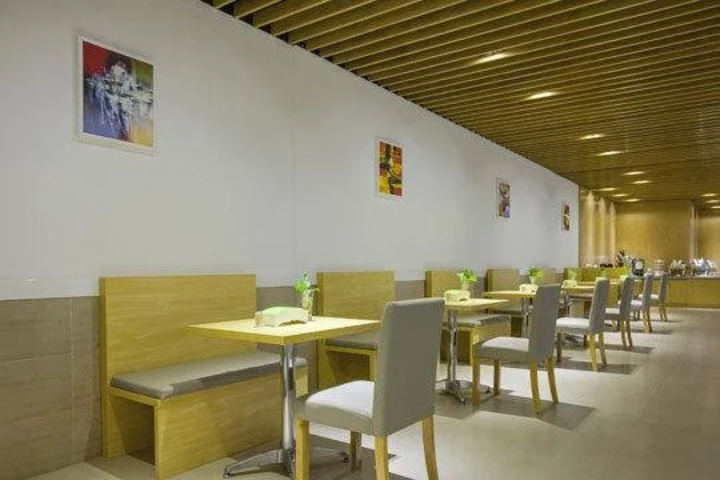 Dining 17 of 19