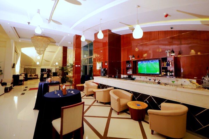 Lounge 48 of 56