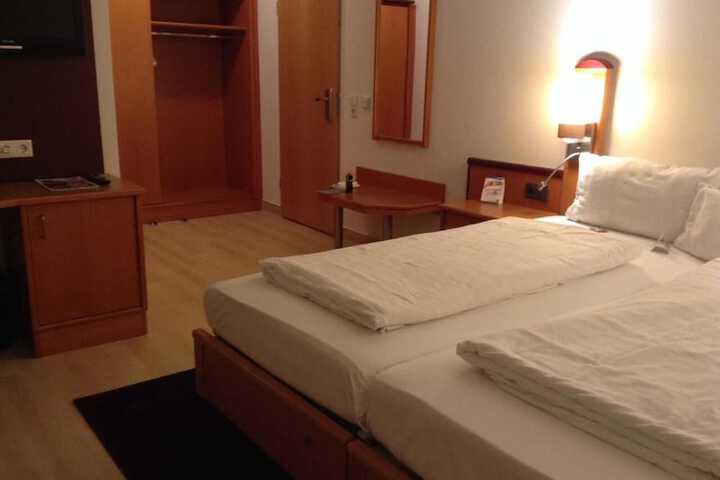 Room 9 of 42