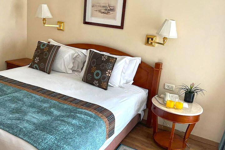 Room 10 of 42