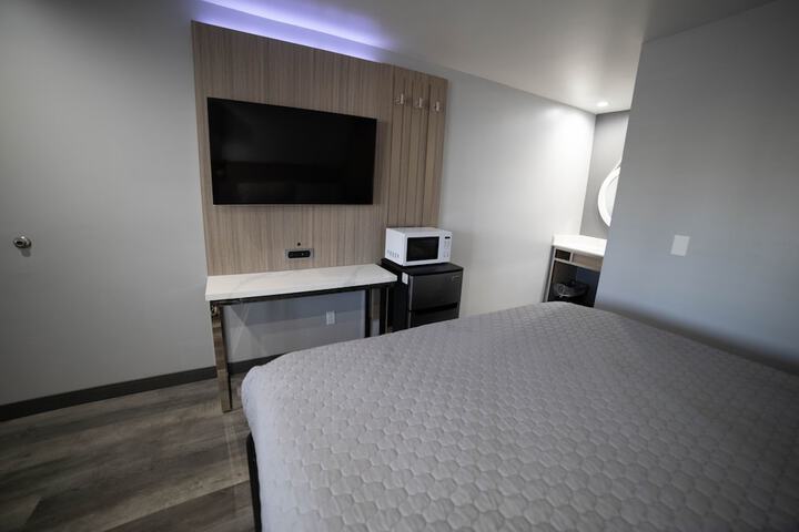 1 King Bed (10 of 23)