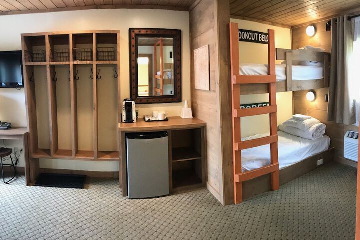 Room 9 of 18