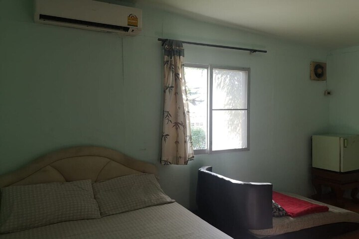 Room 6 of 10