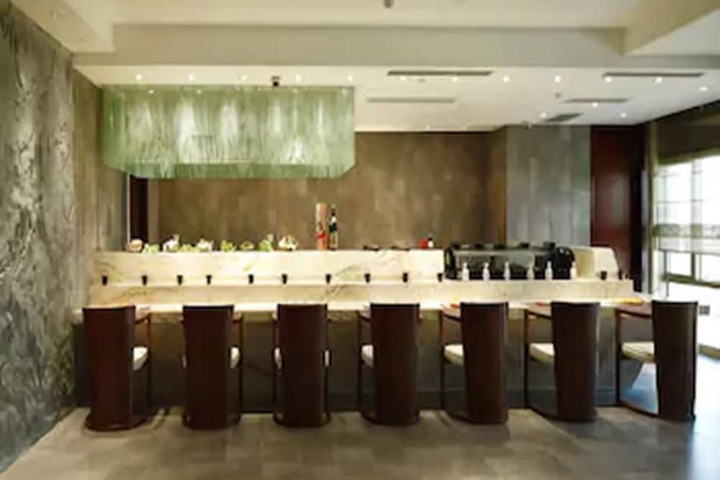 Lounge 16 of 18