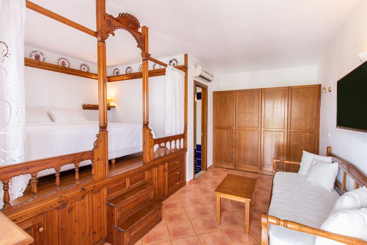 Room 16 of 108