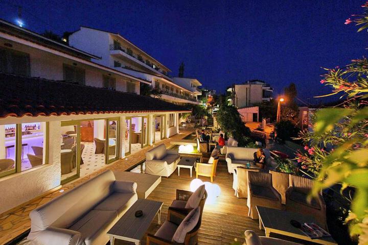 Sandy Bay Hotel