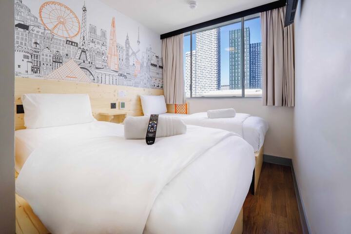Room 32 of 51
