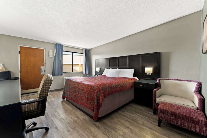 1 King Bed (9 of 9)