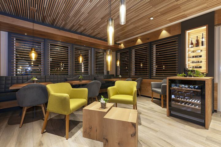 Lounge 60 of 79