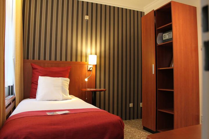 Room 33 of 105