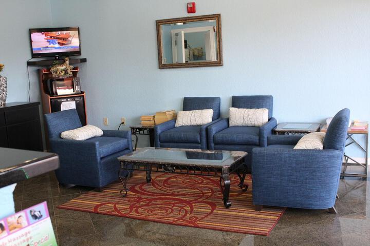Lounge 13 of 18