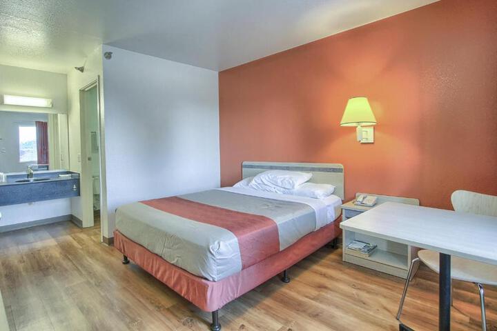 1 Queen Bed (3 of 7)