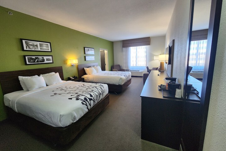 2 Queen Beds (9 of 11)