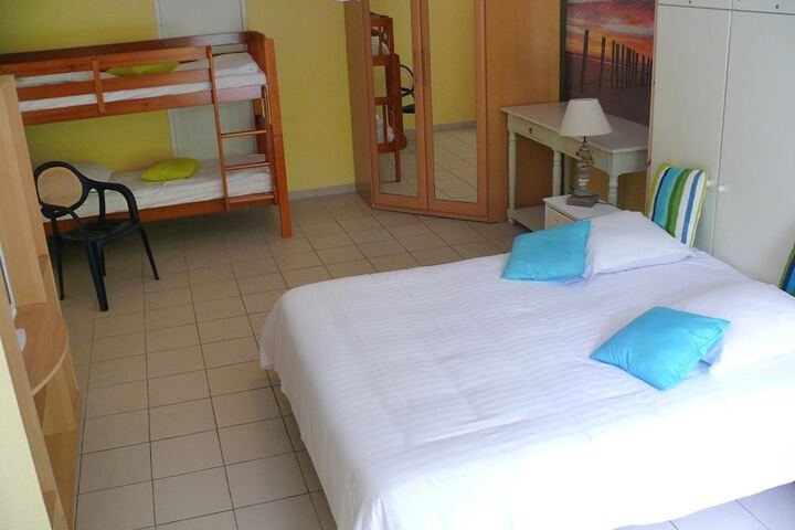 Room 8 of 100