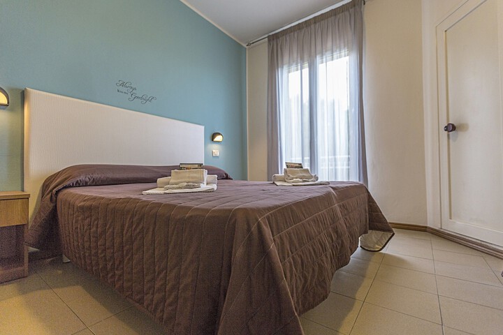 Room 6 of 63