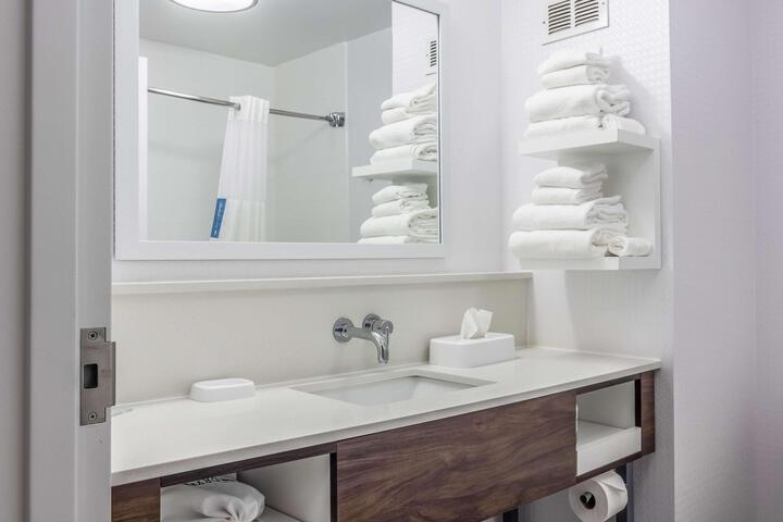 1 King Mobility Hearing Accessible with Tub (2 of 13)