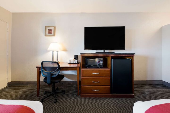 1 Queen Bed (8 of 16)
