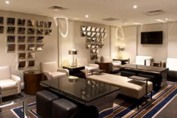 Lounge 11 of 33