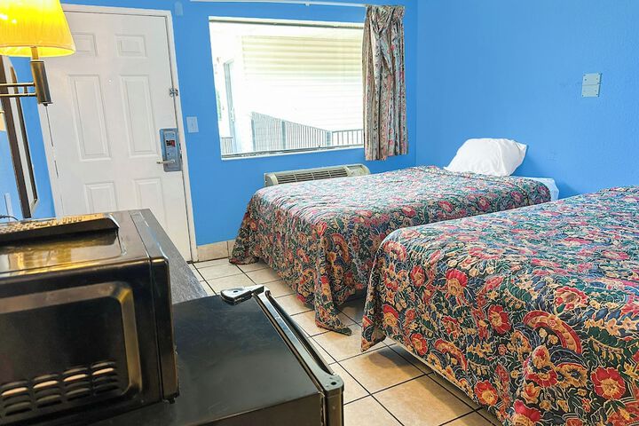 2 Queen Beds (1 of 6)