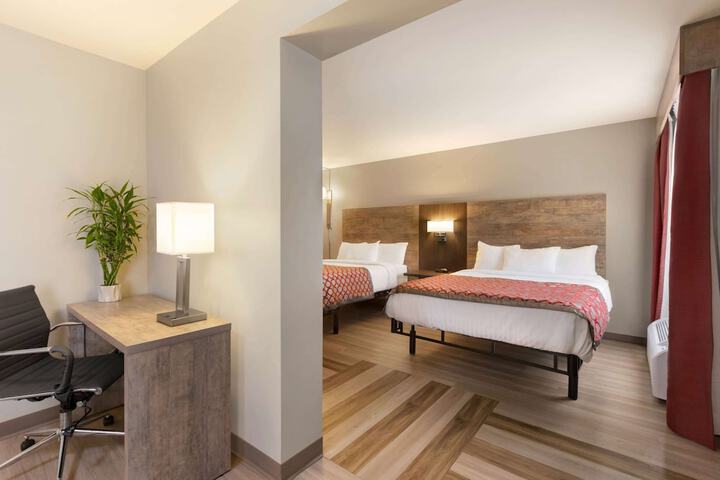2 Queen Beds (6 of 7)