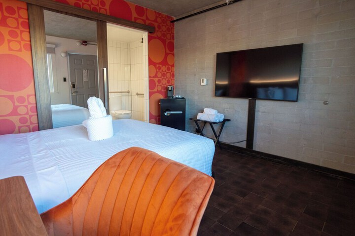Room 27 of 76