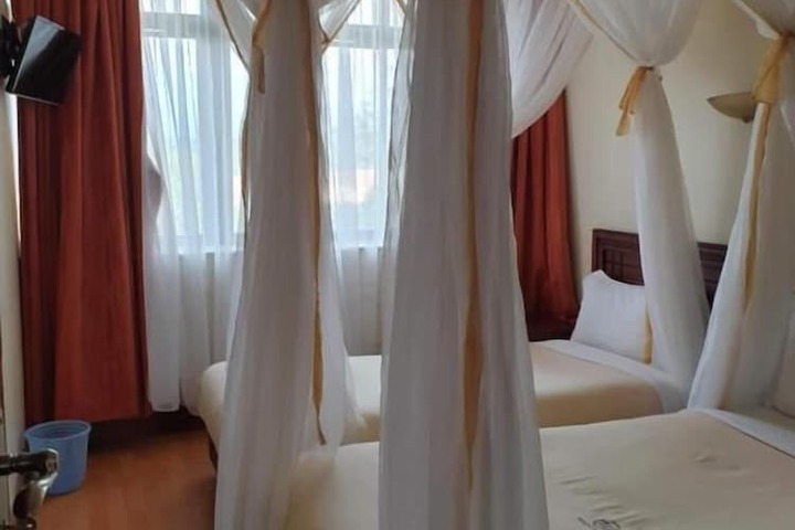 Room 13 of 34