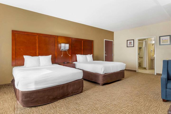 Quadruple Accessible Queen Size Bed (5 of 7)