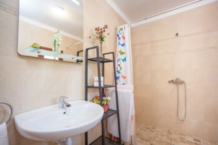 Room 2 of 25