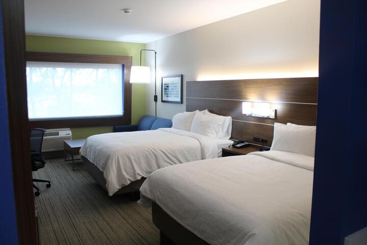 2 Queen Beds (5 of 14)