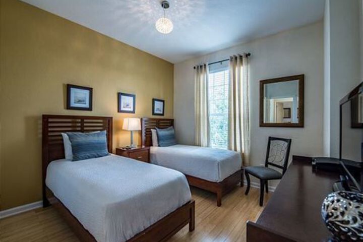 Room 4 of 9