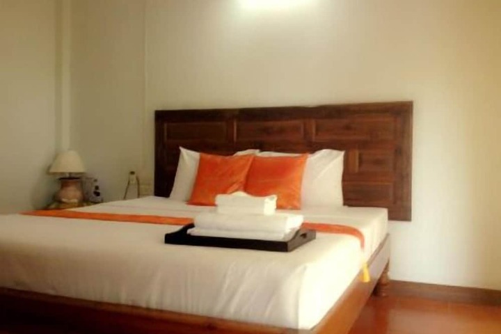 Room 6 of 18