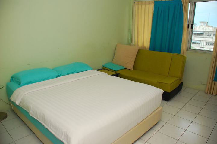 Room 12 of 28
