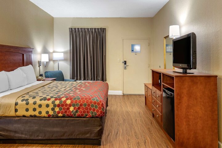 1 King Bed (7 of 9)