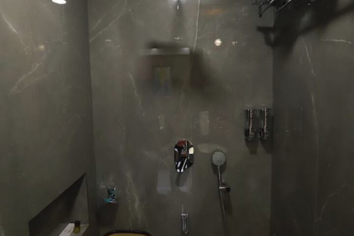 Room 9 of 12