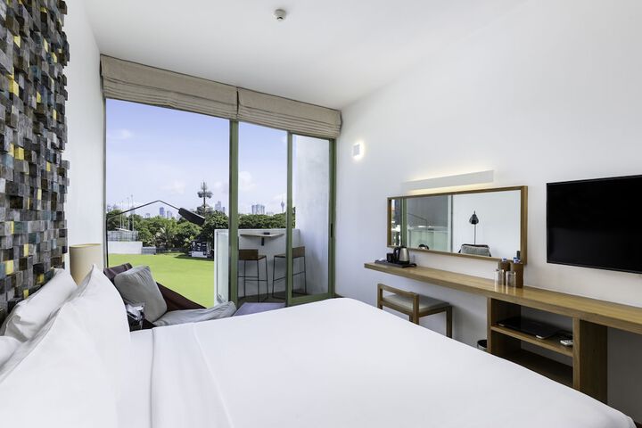 Room 10 of 33
