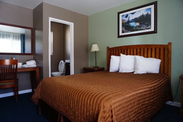 1 Queen Bed (18 of 18)