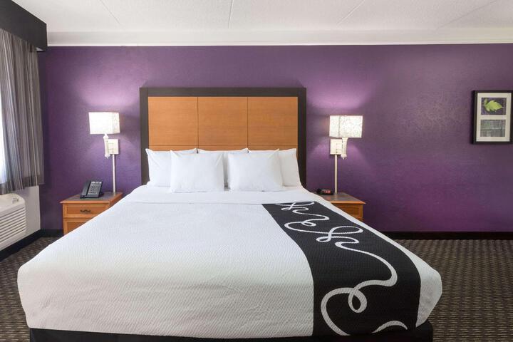1 King Bed (3 of 7)