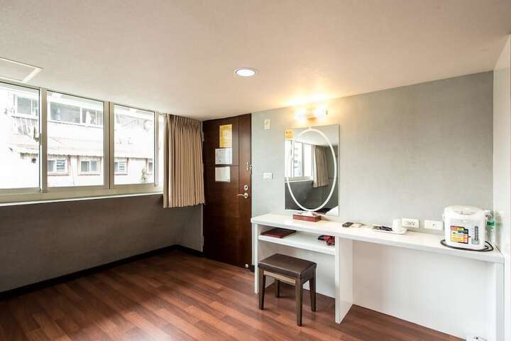 Room 16 of 28