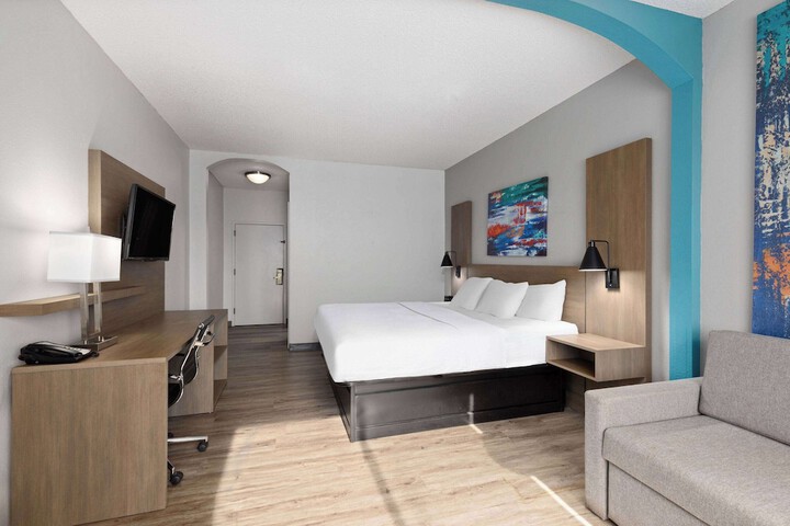 1 King Bed Accessible (8 of 14)