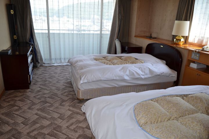 Room 6 of 27