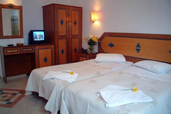 Room 6 of 30