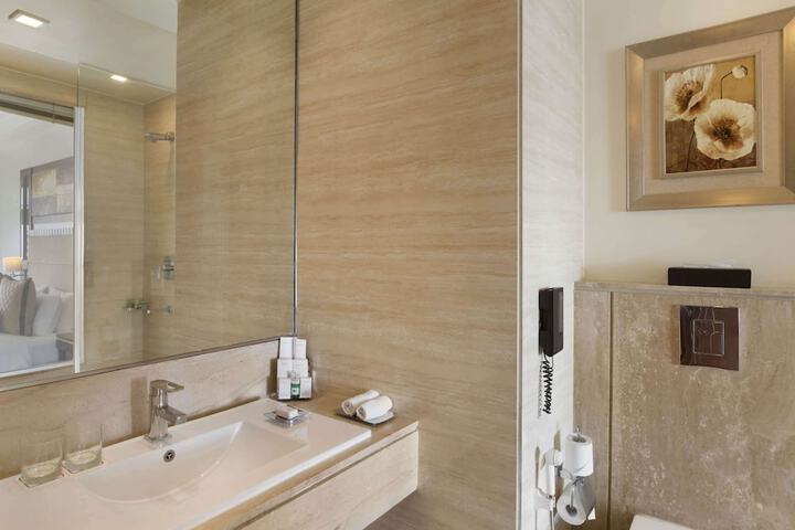 Room 32 of 60