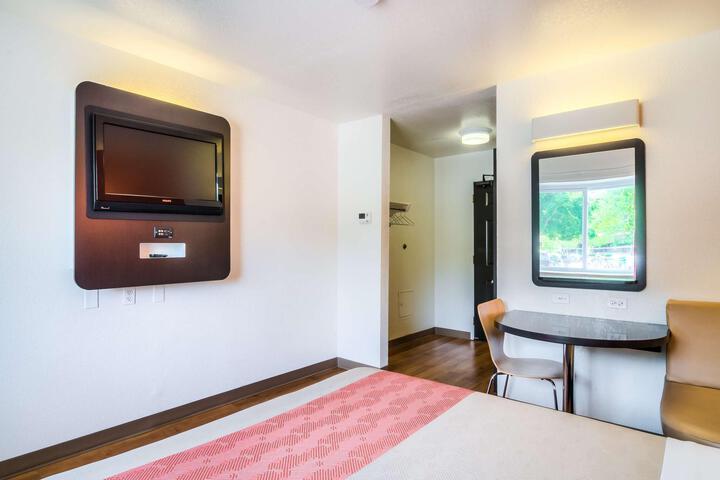 1 Queen Bed Micfridge (6 of 16)