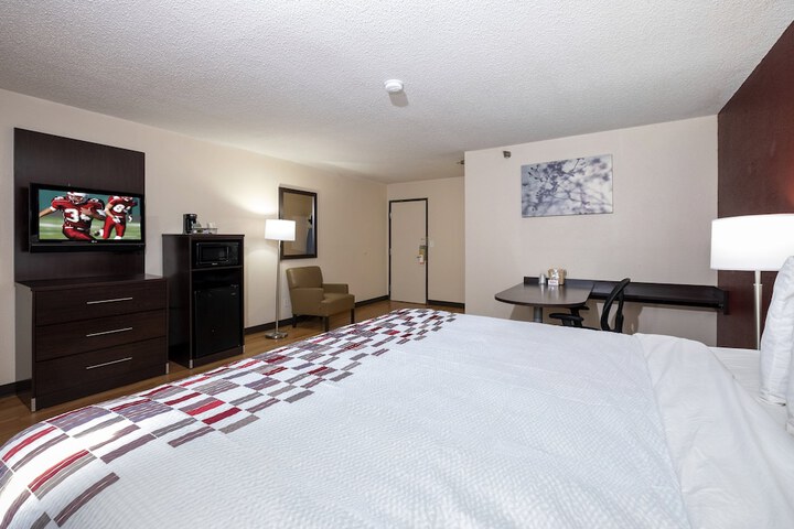 Deluxe King Bed (2 of 16)