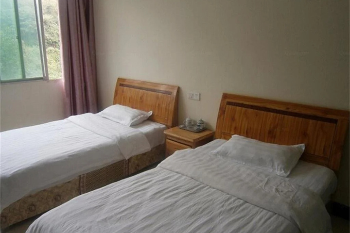 Room 6 of 12